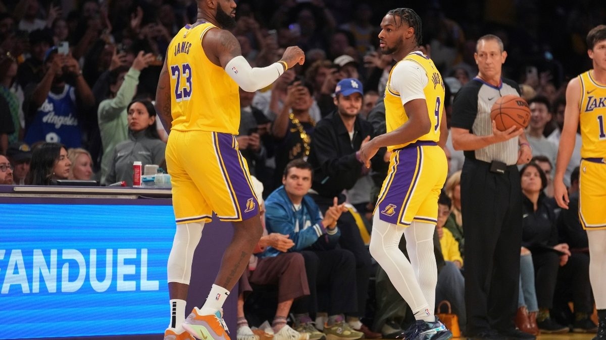 NBA : Lakers의 LeBron과 Bronny James는 함께 연주 한 첫 아버지 아들 듀오가되어 역사를 만듭니다.