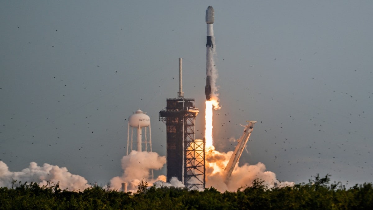 SpaceX의 우주선은 9 차 시험 발사 후 통제 불능 상태에서 인도 바다에서 충돌합니다.