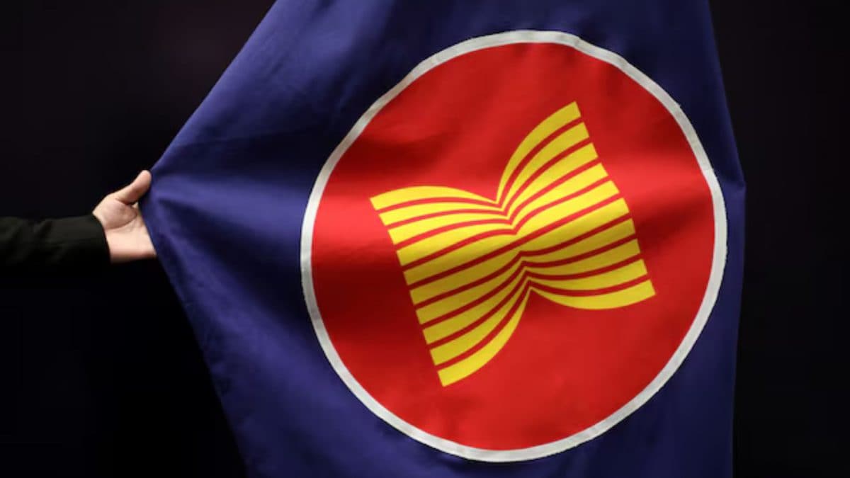 아세안은 꾸준하고 꾸준히 목적으로 앞으로 나아갈 때 큰 힘의 균형을 맞추고 있습니다.