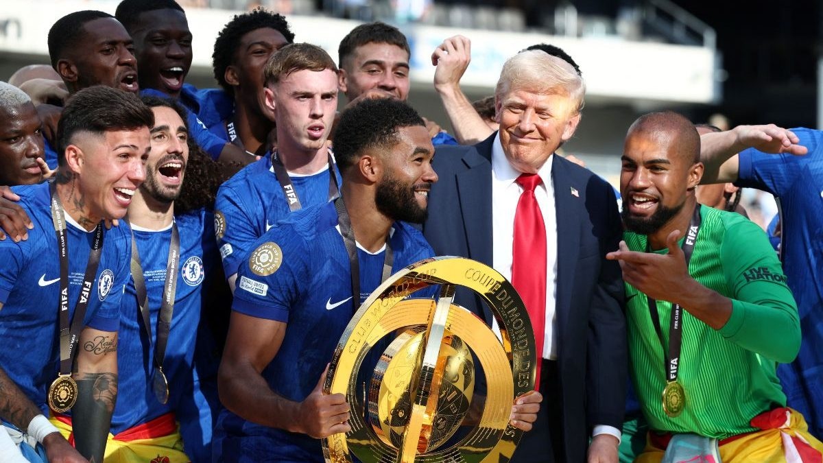Trump는 Club World Cup Trophy가 타원형 사무실에 머무를 것이라고 주장했다. FIFA는 첼시를 위해 사본을 만들었다 고 말했다.
