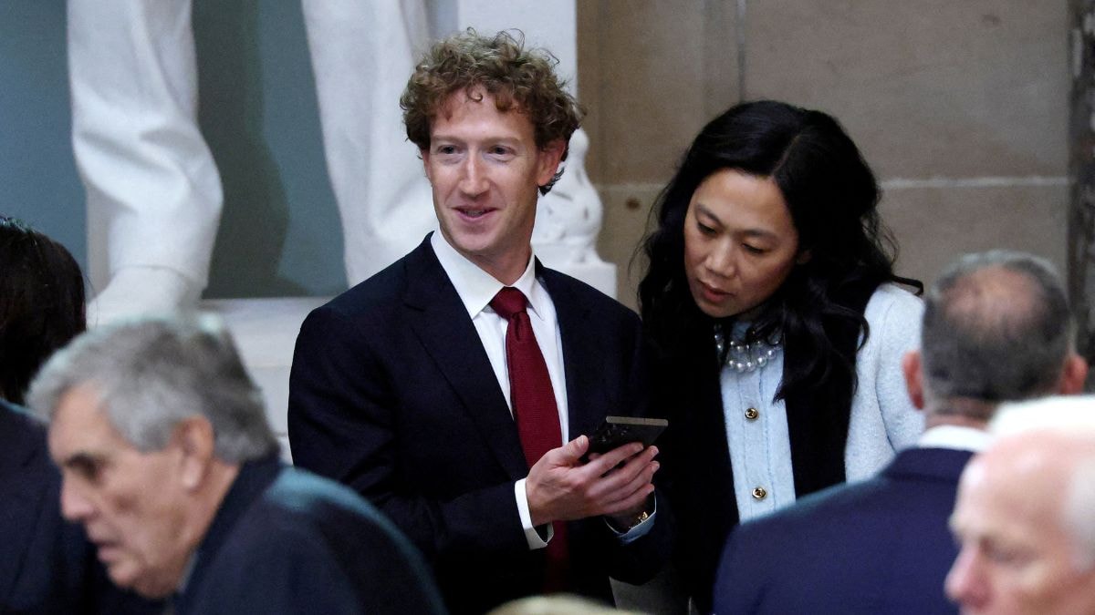 Zuck? Mark Zuckerberg의 이웃들이 그에게 화를내는 이유는 10 년 이상 동안 Palo Alto의 Crescent Park에서 개인 화합물을 만들기 위해 1 억 1 천만 달러 이상을 소비했습니다. 이웃들은 수년간의 건설, 심한 감시 및 제한된 접근이 한때는 한때 집중적 인 커뮤니티를 변화 시켰다고 말합니다. 메타 CEO의 부동산 확장은 많은 주민들이 좌절하고 도시의 역할에 의문을 남겼습니다.