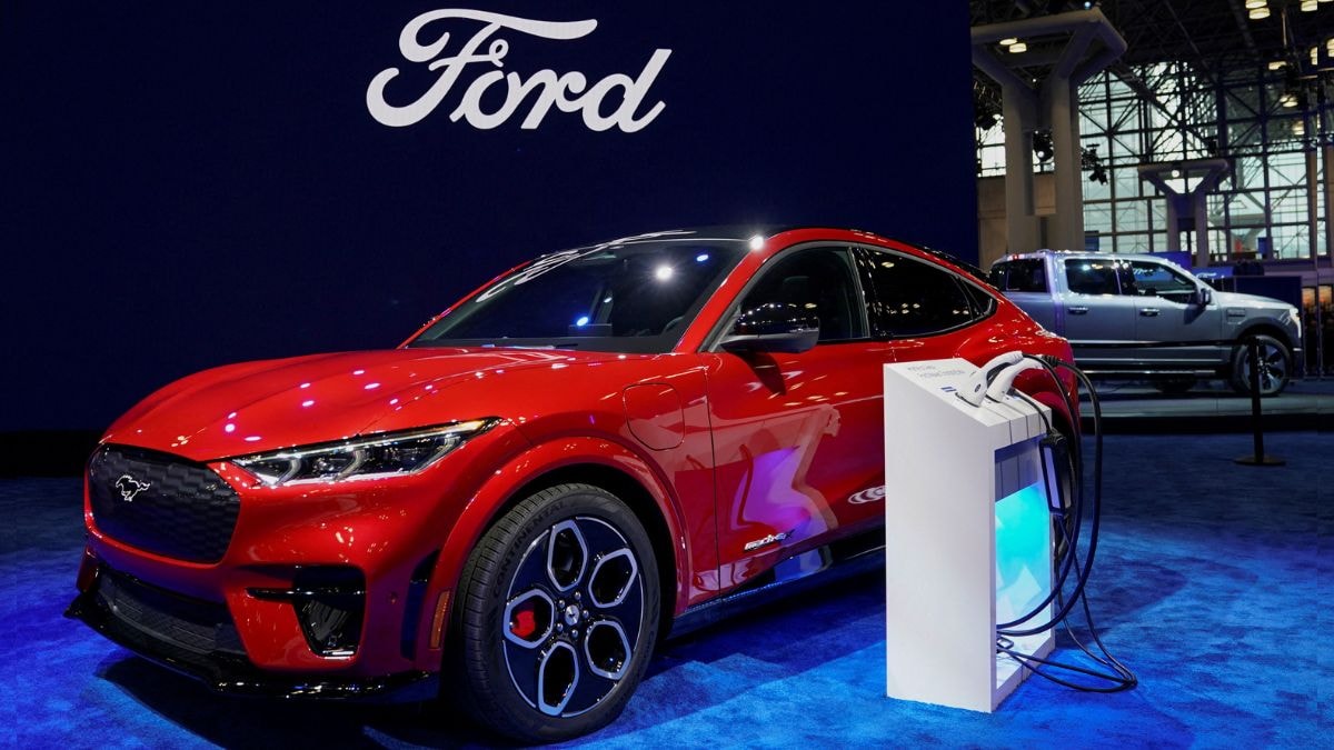 포드는 전기 차량 전략이 120 억 달러에 달한 후 2021 년에서 2022 년 사이에 세 가지 모델을 출시했을 때 다른 전통적인 자동차 제조업체보다 우위를 점한 것처럼 보였지만 EV 수요를 둔