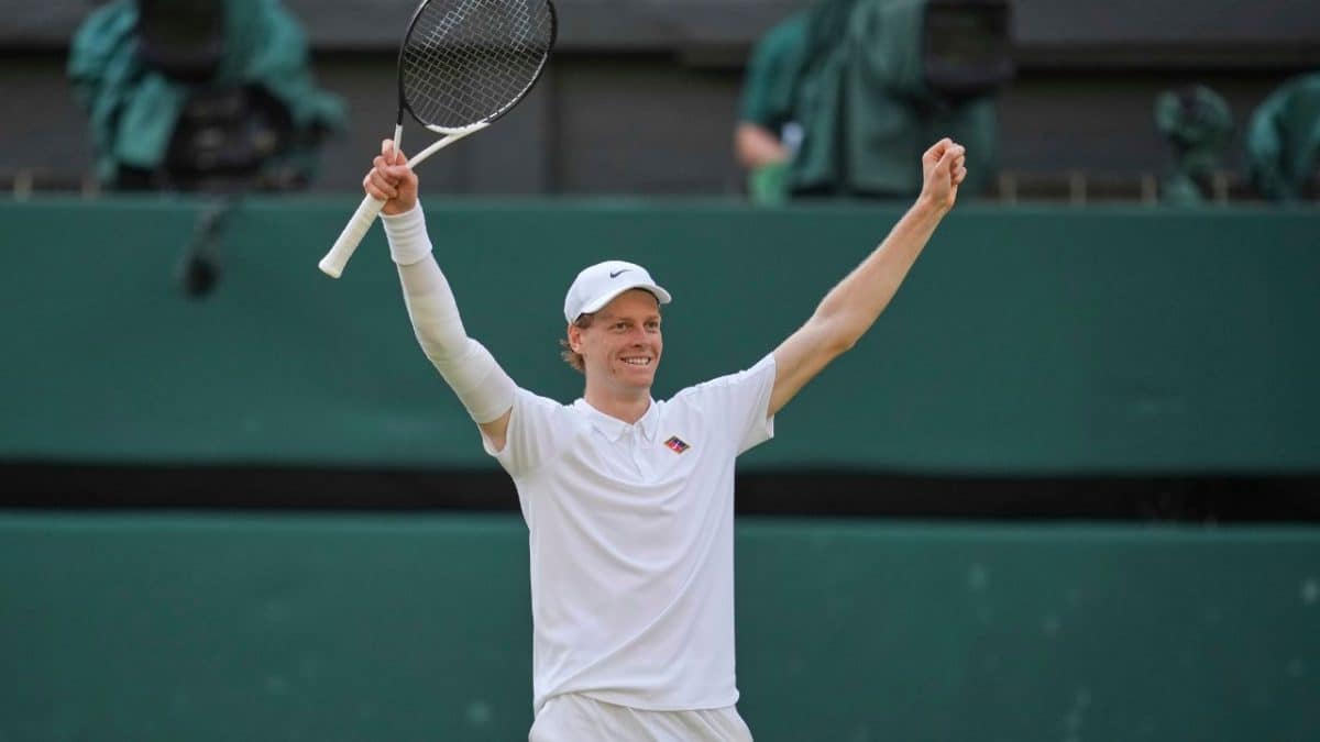 Jannik Sinner Avenges French Open Final Proveate, Carlos Alcaraz를 압도하여 Maiden Wimbledon 타이틀을 클린치합니다.