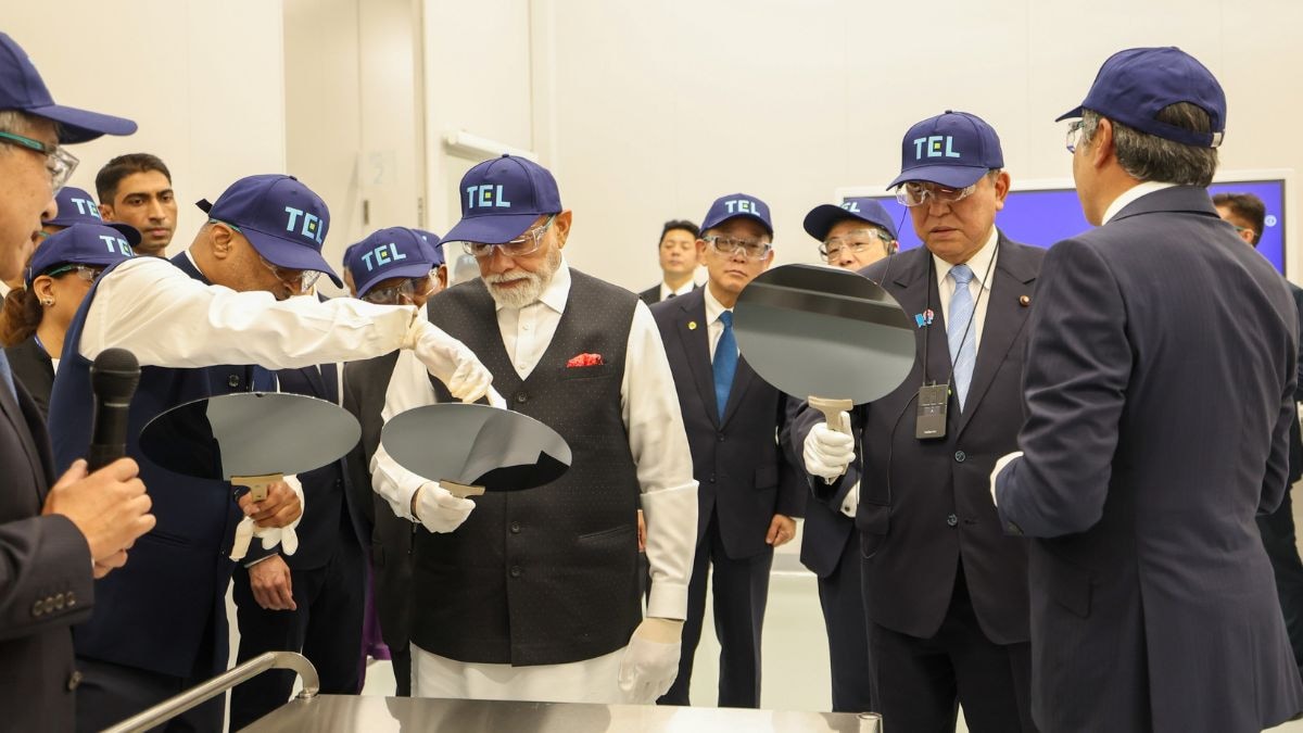 PM Modi, Ishiba Sendai Semiconductor 시설 검사 연말에 의한 인도 칩을 추진하면서 인도 총리는 글로벌 반도체 가치 사슬, 고급 제조 기능 및 인도와의 진행 및 계획된 공동 작업에서 도쿄 전자 전자 Miyagi Ltd (Tel Miyagi) 역할에 대해 브리핑을 받았습니다.