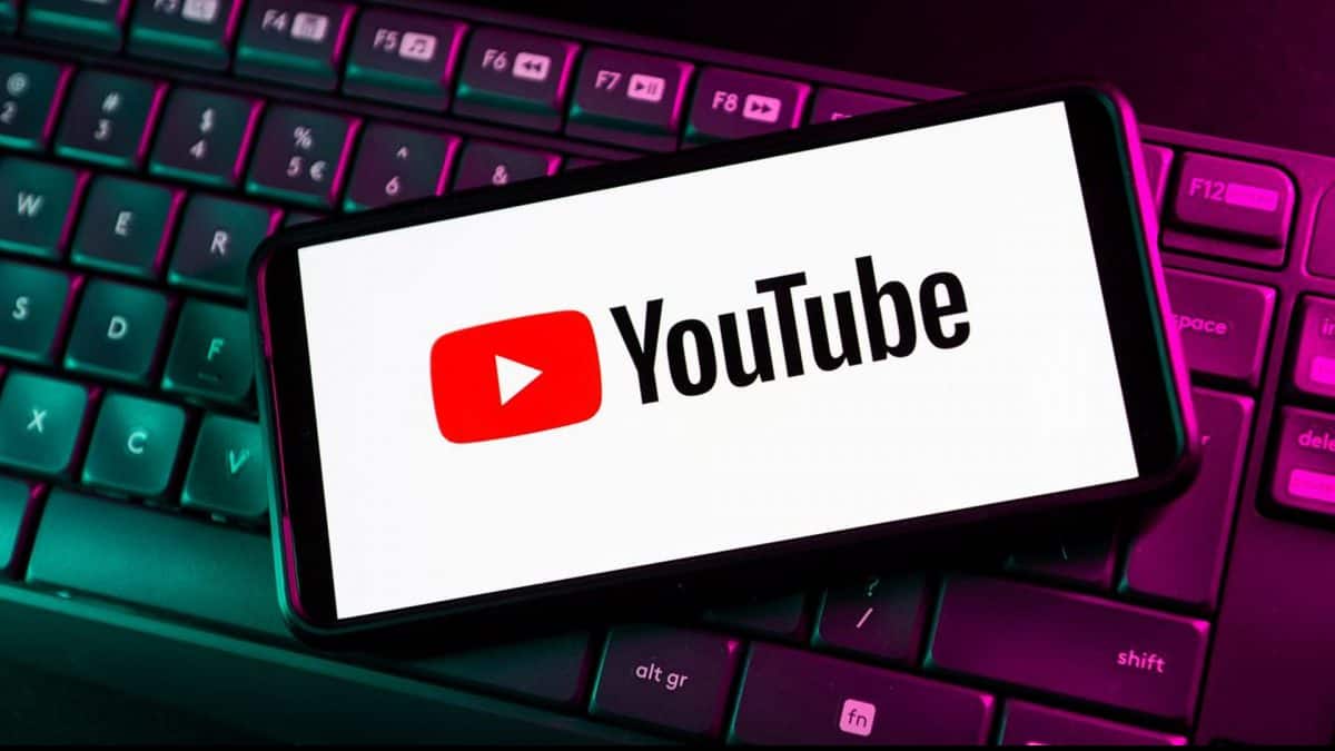 YouTube 다운: 비디오 스트리밍 서비스가 대규모 중단에 직면한 이유. YouTube와 관련 스트리밍 앱인 YouTube Music 및 YouTube TV가 수요일에 전 세계적으로 중단되어 800,000명 이상의 사용자에게 영향을 미쳤습니다. 플랫폼은 동부 표준시 기준 오후 7시(IST 목요일 오전 4시 30분)경에 오류 메시지를 표시하기 시작했으며 모바일 앱에는 '뭔가 잘못되었습니다'라는 메시지가 표시되었습니다. Google은 나중에 문제가 해결되었음을 확인했습니다. 그런데 정전의 원인은 무엇입니까?