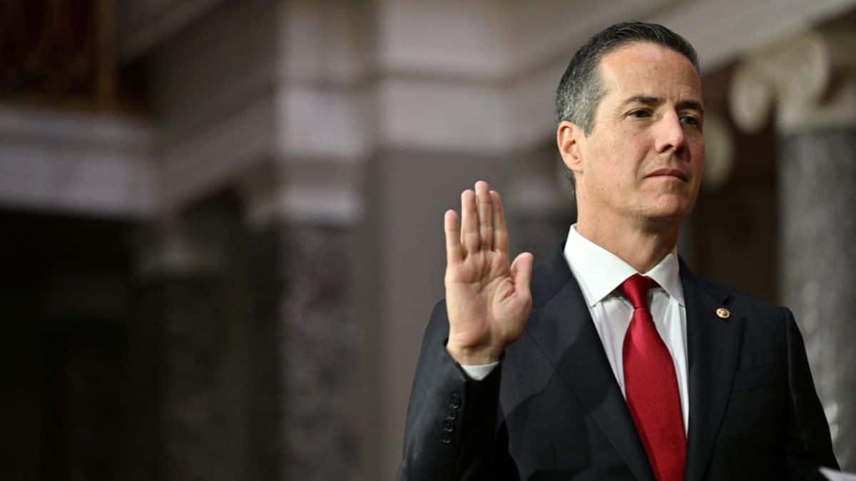 미국 고용 법안은 무엇이며 인도의 250 억 달러 IT 부문이 걱정되는 이유는 무엇입니까? 버니 모레노 미국 상원 의원이 소개 한이 법은 미국으로 일자리를 가져 오는 것을 목표로하지만, TCS, Infosys 및 Wipro와 같은 인도 기술 거인은 미국 고객에게 수익을 높이기 위해 크게 의존합니다.