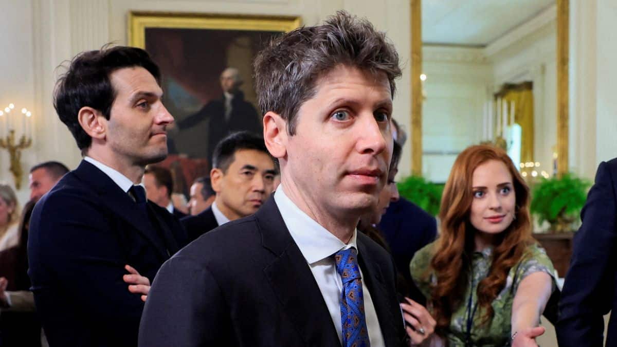 인터넷이 죽었습니까? Openai의 Sam Altman이 사실이라고 말하는이 이론은 무엇입니까? - 오페나이 CEO Sam Altman은 죽은 인터넷 이론에 진실이있을 수 있다고 제안했는데, 이는 오늘날의 온라인 컨텐츠와 소셜 미디어 활동의 대부분이 인간이 아닌 봇과 AI에 의해 생성된다고 주장합니다. 그의 의견은 합성 내용과 온라인 인공 지능의 영향 증가에 주목을 받았습니다.