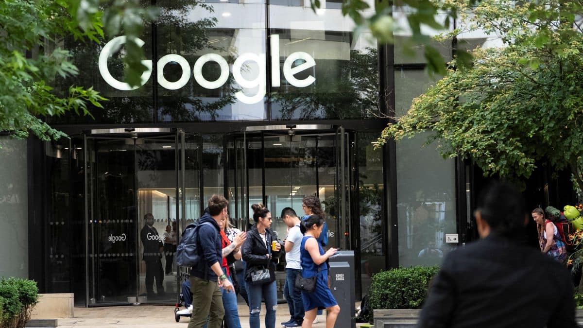 '재택근무'에는 '어디서나 일'이 유효하지 않음: 직원들에게 보내는 구글 메모. 구글은 직원들에게 더 엄격한 지침을 부과하고 원격 근무 정책에 더 많은 제한을 추가하는 것으로 알려졌습니다. 새로운 보고서에 따르면 거대 기술 기업이 자사의 제품을 업데이트하고 있다고 합니다. "어디서나 작업" 팬데믹 기간 동안 도입된 정책