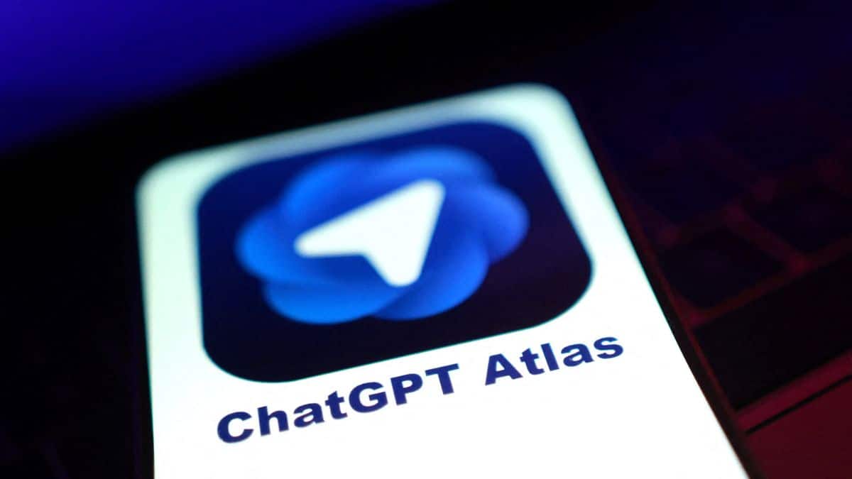 OpenAI의 ChatGPT Atlas 브라우저가 Chrome 및 기타 브라우저와 어떻게 다른지. OpenAI는 완전히 ChatGPT 인터페이스를 중심으로 설계된 최초의 AI 기반 웹 브라우저인 ChatGPT Atlas를 출시했습니다. 대화형 검색, 메모리 불러오기, 자동 '에이전트 모드' 등의 기능을 갖춘 Atlas는 웹 탐색에 혁명을 일으키고 Google Chrome의 오랜 지배력에 도전하는 것을 목표로 합니다.