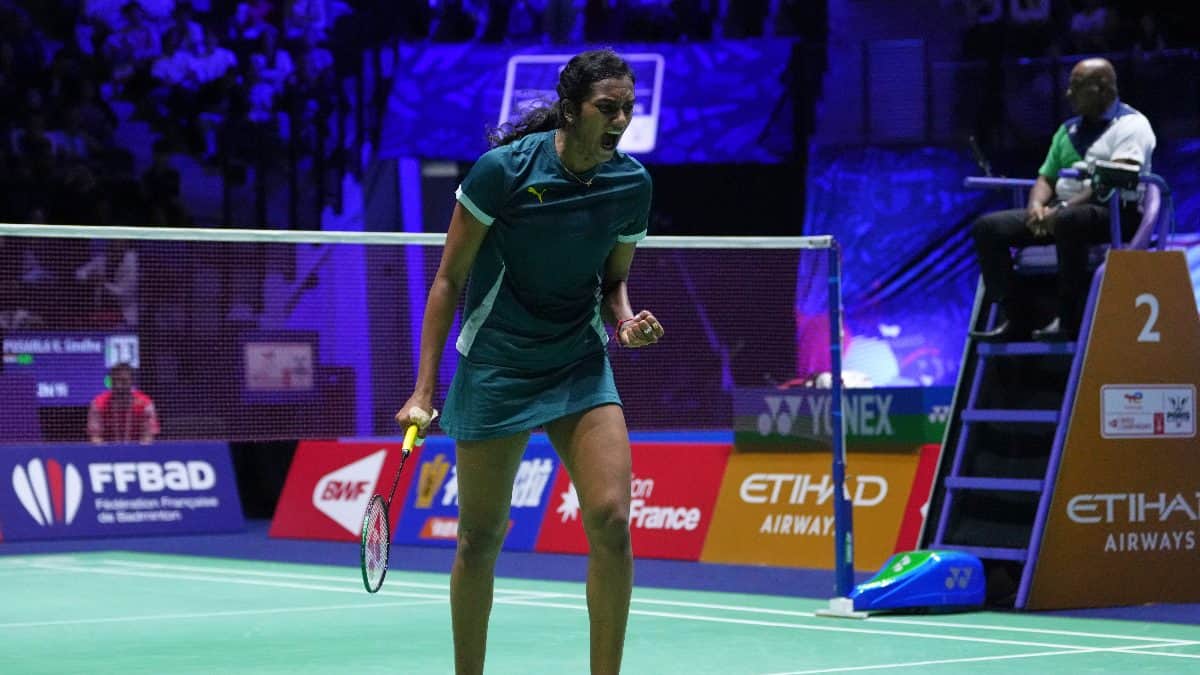 PV Sindhu BWF 세계 선수권 하이라이트: QF.BWF 세계 선수권 8강 하이라이트에서 패배한 후 Sindhu의 세계 선수권 대회가 종료되었습니다. PV Sindhu 대 Putri Wardani 점수: 인도네시아의 Putri Wardani가 3경기에서 PV Sindhu를 이겼습니다. 와다니는 8강전에서 인디언을 21-14, 13-21, 21-16으로 이겼다. 이것으로 Sindhu의 세계 선수권 대회에서의 놀라운 활약은 끝났습니다.