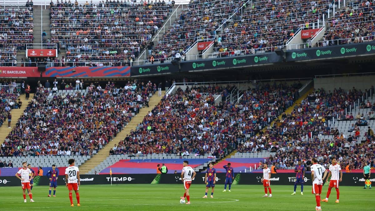 라리가 경기, 바르셀로나와 지로나 선수들이 킥오프에도 불구하고 15초 동안 가만히 서 있는 이유. 바르셀로나와 지로나 선수들은 라리가에 대한 항의 차원에서 토요일 라리가 경기를 킥오프 후 15초의 휴식 시간을 갖고 시작했다.