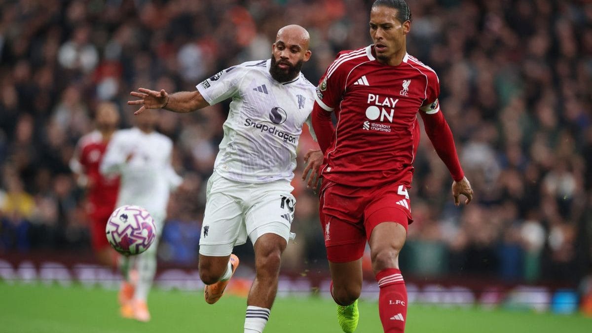 리버풀 대 맨유 하이라이트: 맨유는 맥과이어의 후반 골 덕분에 안필드에서 역사적인 2-1 승리를 거뒀다. LFC vs MUFC 하이라이트(리버풀 대 맨체스터 유나이티드 프리미어 리그 경기 스코어카드): 맨체스터 유나이티드는 음베우모의 조기 골과 맥과이어의 후반 헤딩 골에 힘입어 안필드에서 역사적인 2-1 승리를 거뒀다. 이는 안필드에서 붉은 악마의 승리를 확정지었습니다. 리버풀은 후반 들어 각포의 골로 동점골을 넣었지만, 맨유는 역습에 성공하며 2연속 PL 우승을 기록했다.