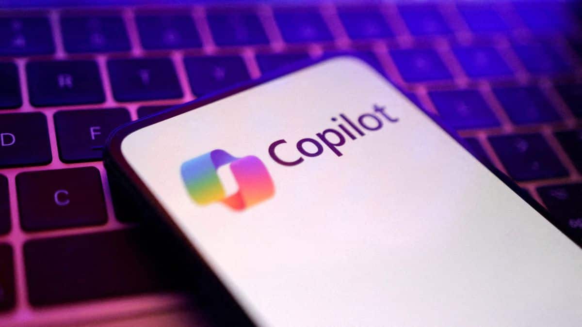 '바이브워킹'이란? AI 생산성의 미래인가?. 마이크로소프트가 대중화한 용어인 '바이브 워킹(Vibe Working)'은 사무 업무 자동화부터 창의성과 생산성 지원까지 AI와 인간의 협업을 돕고 있다. 그러나 '분위기'가 산업 전반에 확산되면서 그 실제 가치에 대한 의문이 제기됩니다.