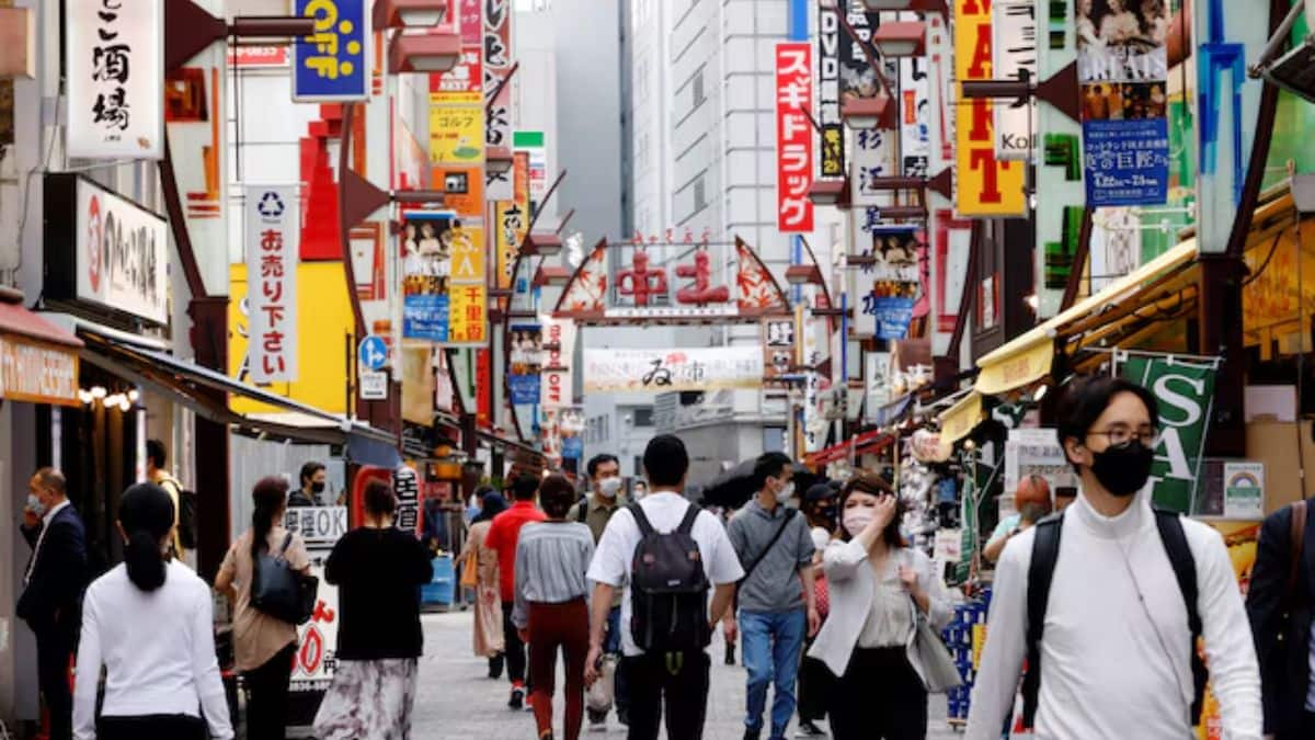 서방은 이민자들을 단속하는 반면, 일본은 그들을 경제의 축복으로 환영합니다.