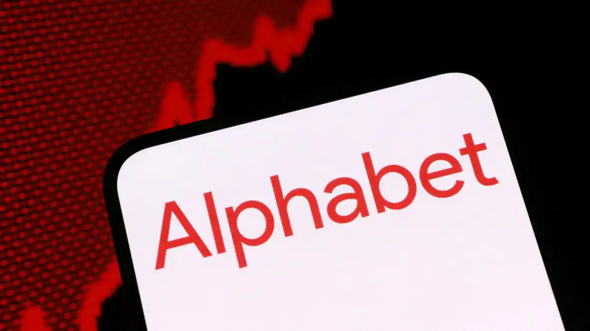 Alphabet, 100년 만기 채권 판매 준비: 이것이 드문 이유. Alphabet은 보기 드문 100년 만기 채권을 포함하여 사상 최대 규모의 차입 계획으로 글로벌 채권 시장을 공략하고 있습니다. AI 기반 자본 지출이 Big Tech 전반에 걸쳐 급증함에 따라 Google 모기업의 다중 통화 채권 매각은 인공 지능이 전 세계 투자자 수요에 어떻게 영향을 미치는지 강조합니다.