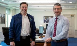 미 국방부는 왜 논쟁의 여지가 있는 Elon Musk의 AI Grok을 수용합니까? 미 국방부는 노골적인 콘텐츠, 반유대주의 게시물 및 규제 조사에 대한 세계적인 반발에도 불구하고 Elon Musk의 AI 챗봇 Grok을 기밀 및 비기밀 네트워크에 통합하고 있습니다. 피트 헤그세스(Pete Hegseth) 미 국방장관은 이번 조치가 군사 AI 채택을 가속화하고 전장 의사결정을 개선할 것이라고 말했습니다.