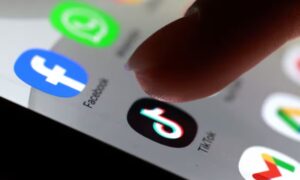 미국인들이 지금 TikTok을 삭제하는 이유는 무엇입니까? TikTok은 미국이 주도하는 새로운 합작 회사에 따라 소유권을 재조정한 후 미국에서 새로운 반발에 직면해 있습니다. 검열, 데이터 수집, 정치적 영향력 및 기술적 중단에 대한 우려로 인해 전반적인 사용자 활동이 대체로 안정적임에도 불구하고 앱 삭제가 급증했습니다.