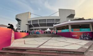 ‘우리는 세계 선수권 대회 방문을 거의 두려워하지 않을 것입니다’: 외국 대표단, 팬들은 인도 오픈에 대해 경종을 울렸습니다. 인도 오픈 슈퍼 750은 뉴델리 인디라 간디 스타디움의 대기 오염, 위생 및 시설에 대해 방문 팀과 팬들로부터 비판을 받았습니다. 이로 인해 인도가 8월에 BWF 세계 선수권 대회를 개최할 준비가 되어 있는지에 대한 우려가 제기되었습니다.