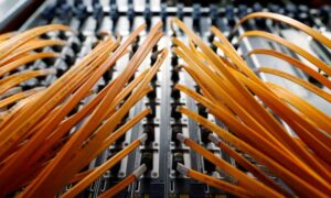 인도-미국 해저 연결성이란 무엇입니까? Google이 이에 큰 투자를 하는 이유는 무엇입니까? Google의 Sundar Pichai는 인도와 미국, 아프리카, 호주 및 아시아 태평양을 연결하는 AI 지원 디지털 인프라를 확장하기 위한 주요 인도-미국 해저 연결 프로젝트를 발표했습니다. 이 이니셔티브에는 Google의 150억 달러 규모 AI 투자 계획에 기반을 둔 새로운 해저 케이블, 광섬유 경로 및 Vizag 게이트웨이가 포함됩니다.