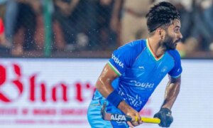 Manpreet Singh은 인도 최다 출전 기록에도 불구하고 FIH 프로 리그에서 충격적으로 탈락했습니다. 33세의 Manpreet Singh은 FIH 프로 리그의 새 시즌 홈 레그에 출전할 가능성이 있는 33개 목록에 없습니다. 골키퍼 Krishan Bahadur Pathak도 탈락했습니다.