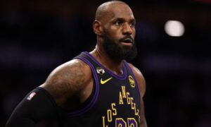 호크스의 승리 후 르브론 제임스의 소셜 미디어 게시물은 새로운 은퇴 소문을 불러일으켰다. LA 레이커스가 호크스를 상대로 큰 승리를 거둔 후 르브론 제임스의 인스타그램 게시물은 새로운 은퇴 소문을 촉발시켰다. NBA 전설은 그의 기록적인 23번째 시즌이 거의 끝나가고 있으며 팬들은 그의 각 움직임을 분석하고 있습니다.