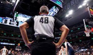 NBA 심판, 의사소통 및 심판 정확성 향상을 위해 이어피스 사용. NBA는 심판들이 의사소통 및 심판 정확성 향상을 위해 토요일부터 이어피스 사용을 시작할 것이라고 발표했습니다. 새로운 시스템을 통해 리플레이 센터와 실시간 상호 작용이 가능해지며, 2026년 1월까지 게임 내에서 완전히 사용될 예정입니다.