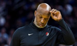 NBA 코치와 선수들이 도박 사건으로 FBI에 체포된 이유. 포틀랜드 감독 천시 빌럽스와 마이애미 히트의 가드 테리 로지어가 최근 마피아 가문과 연계된 스포츠 도박 및 포커 사기 혐의로 FBI에 체포됐다. 이번 조사에는 내부 정보 유출이 포함됐다는 의혹이 제기되면서 NBA를 뒤흔들었다.