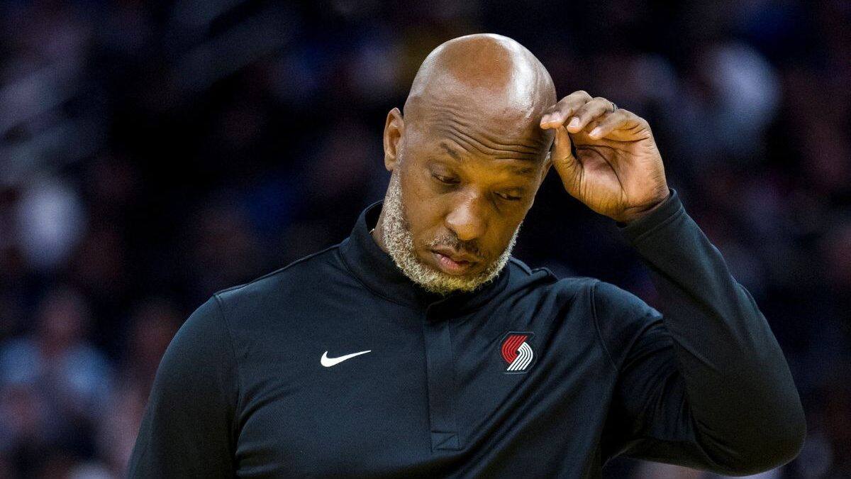 NBA 코치와 선수들이 도박 사건으로 FBI에 체포된 이유. 포틀랜드 감독 천시 빌럽스와 마이애미 히트의 가드 테리 로지어가 최근 마피아 가문과 연계된 스포츠 도박 및 포커 사기 혐의로 FBI에 체포됐다. 이번 조사에는 내부 정보 유출이 포함됐다는 의혹이 제기되면서 NBA를 뒤흔들었다.