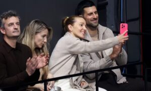 Novak Djokovic은 건전한 순간에 캐나다 스케이터에게 동계 올림픽을 지원합니다. Watch.Novak Djokovic은 현재 가족과 함께 밀라노와 코르티나에서 열리는 동계 올림픽 행사에 참석하고 있습니다. 조코비치는 미국 팀이 우승한 스케이팅 행사에 참석했고 캐나다 선수도 지원했습니다.
